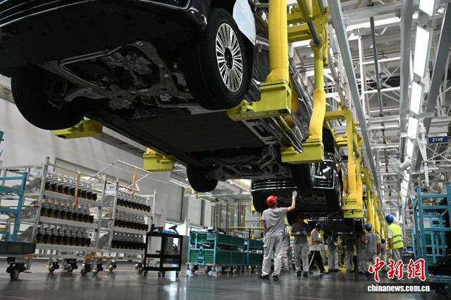 图为工人正在总装车间工作。中新社记者 韩苏原 摄